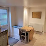 Lovely 1 Bed Flat With Private Garden And Easy Access To Central London