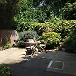 Lovely 1 Bed Flat With Private Garden And Easy Access To Central London
