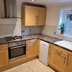 Lovely 1 Bed Flat With Private Garden And Easy Access To Central London