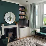 Lovely 1 Bed Flat With Private Garden And Easy Access To Central London