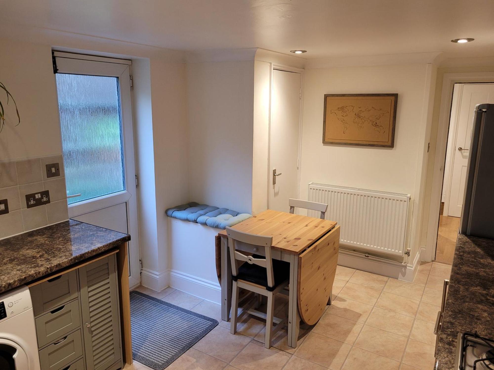 Lovely 1 Bed Flat With Private Garden And Easy Access To *