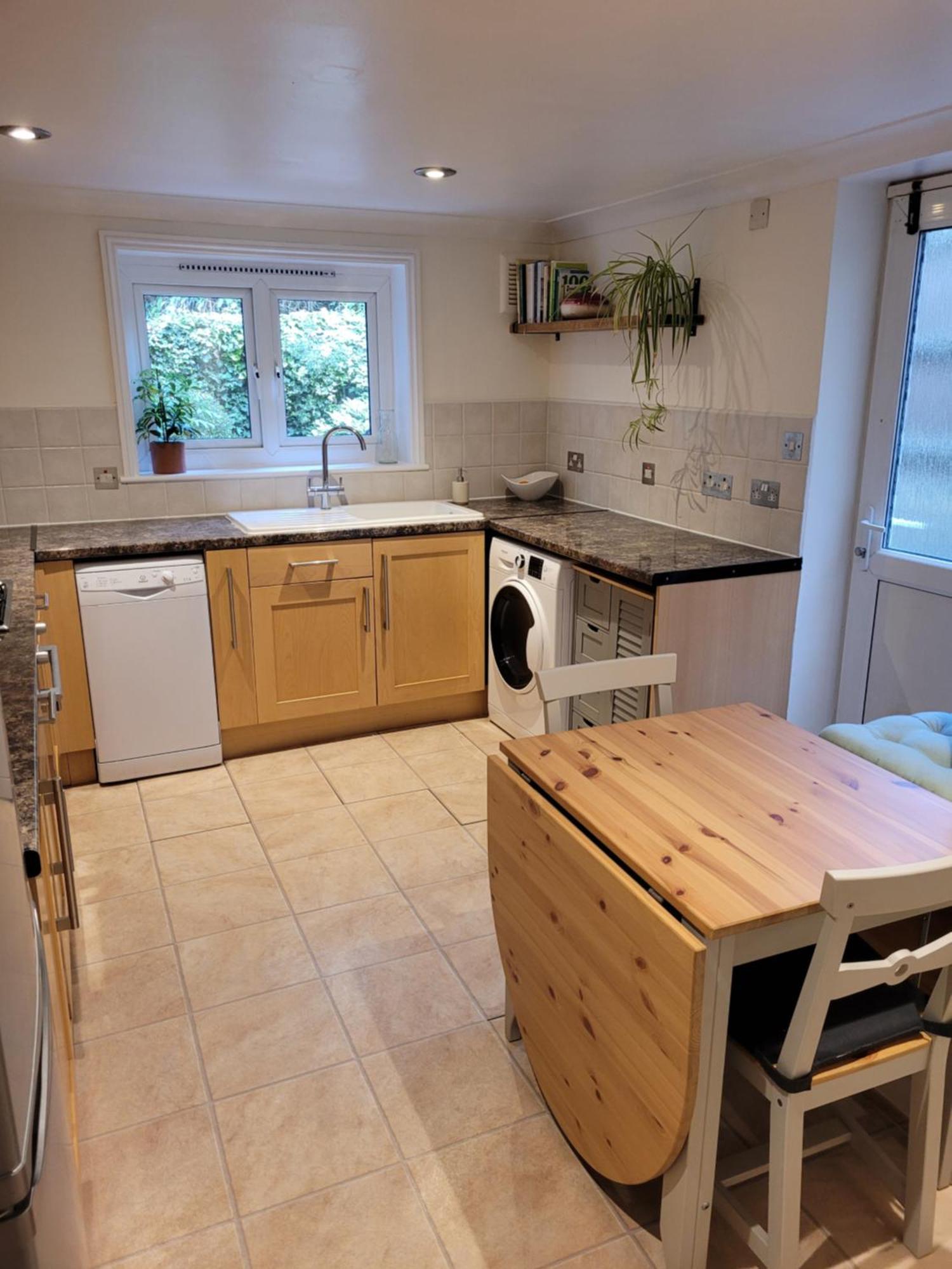 Lovely 1 Bed Flat With Private Garden And Easy Access To * Londra