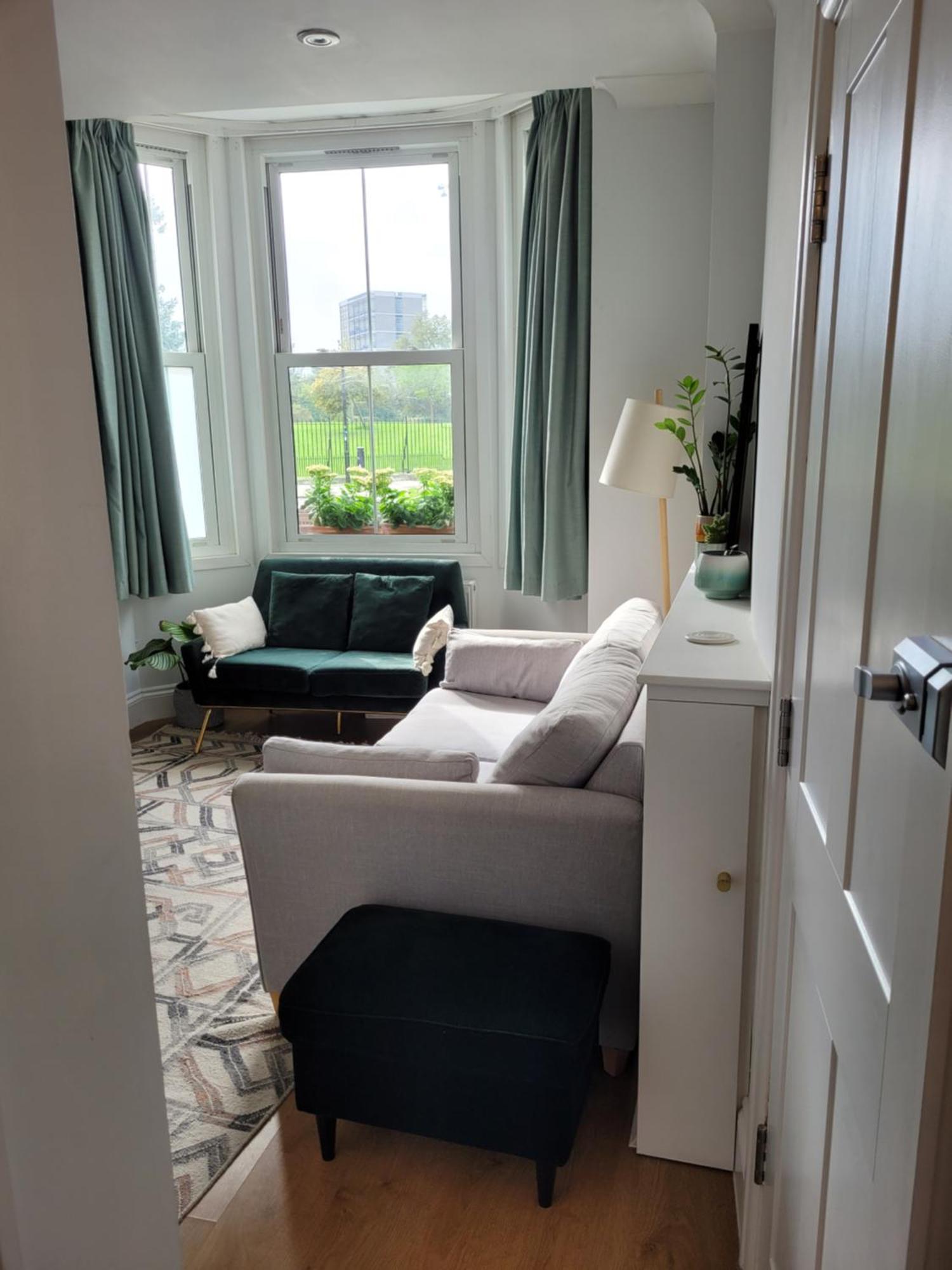 Lovely 1 Bed Flat With Private Garden And Easy Access To *