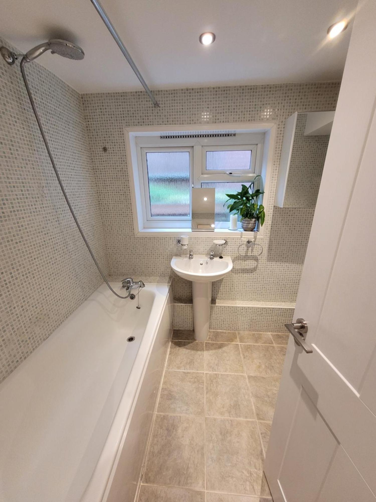 Lovely 1 Bed Flat With Private Garden And Easy Access To